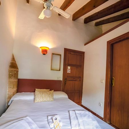 Petit Hotel Hostatgeria La Victoria อัลกูเดีย ภายนอก รูปภาพ