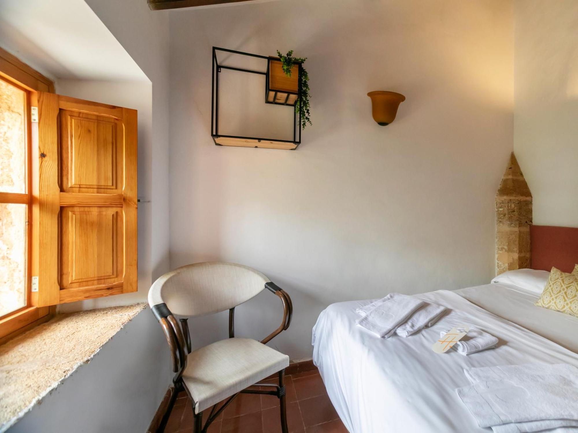 Petit Hotel Hostatgeria La Victoria อัลกูเดีย ภายนอก รูปภาพ