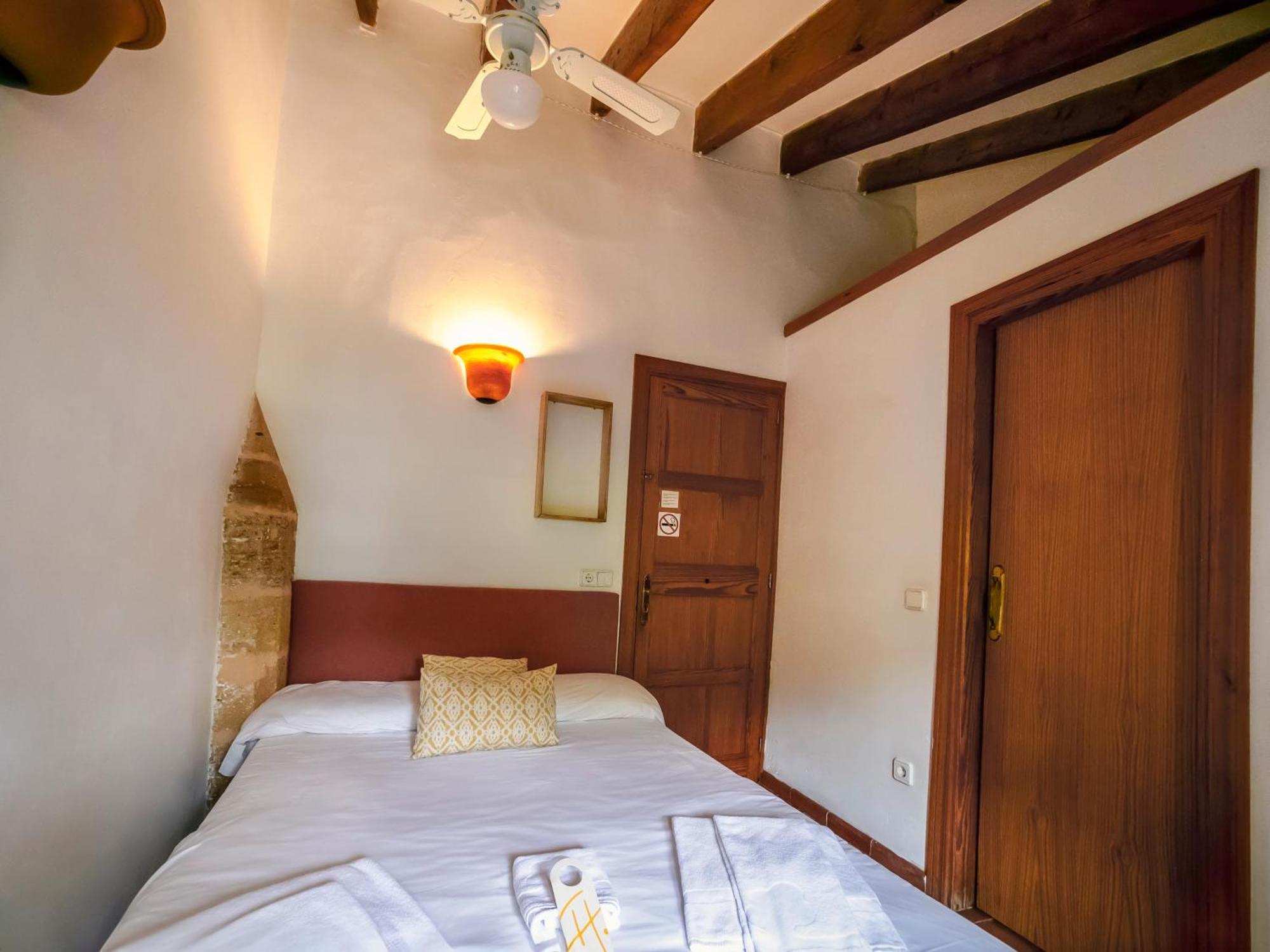 Petit Hotel Hostatgeria La Victoria อัลกูเดีย ภายนอก รูปภาพ